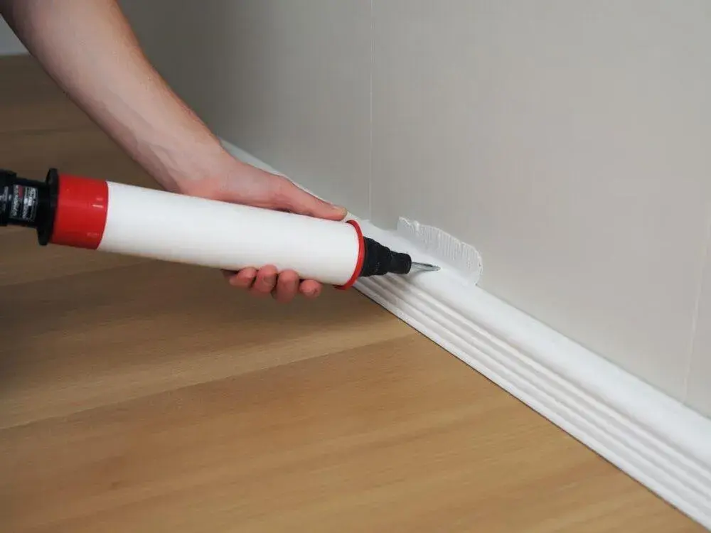 Jaki klej do listew przypodłogowych? Twój przewodnik po wszystkim, co musisz wiedzieć