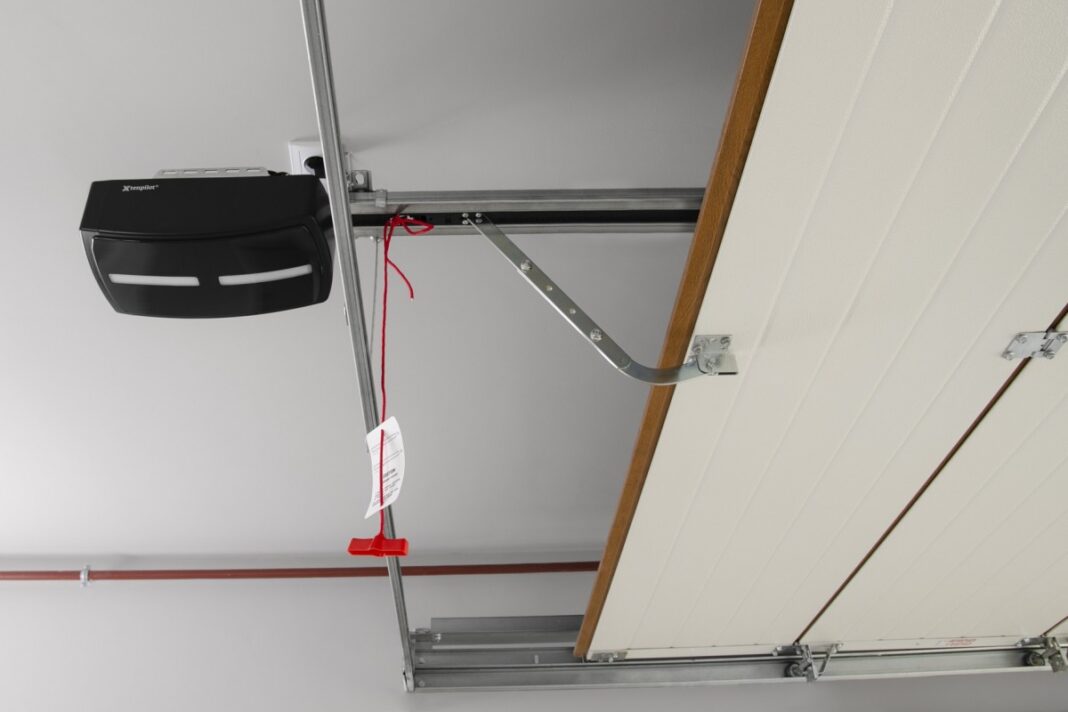 Jaki napęd do bramy garażowej? Poradnik i ranking