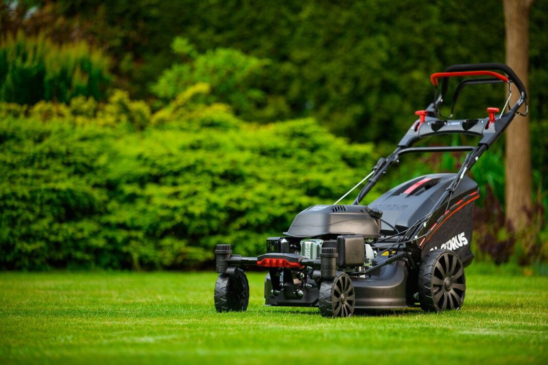 Jaki olej do kosiarki? Wybierz najlepszy dla swojego silnika (4T/2T)