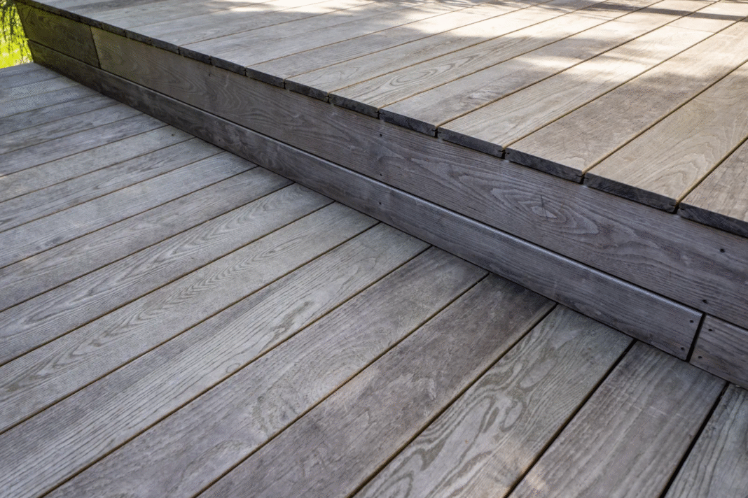Jakie drewno na taras zewnętrzny? Przewodnik po gatunkach i alternatywach