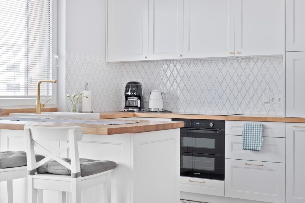 Jakie płytki do kuchni między szafkami? Poradnik i inspiracje