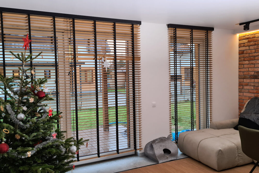 Jakie rolety wewnętrzne do okien plastikowych? Kompletny przewodnik po wyborze i trendach