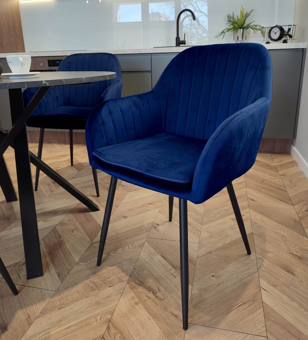 Krzesła welurowe granatowe - stylowy wybór do Twojego wnętrza